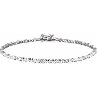 un bracelet tennis en or blanc serti de diamants sur fond blanc