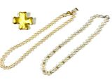 un collier de perles avec un pendentif en forme de croix et un collier de perles avec une breloque en forme de croix