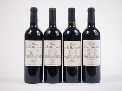 trois bouteilles de vin rouge sont alignées sur une surface blanche