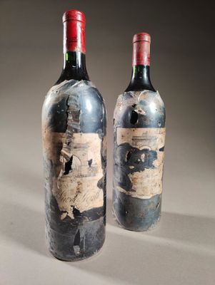 deux bouteilles de vin posées l'une à côté de l'autre sur une table
