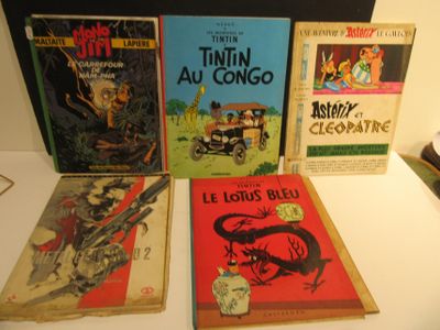 de nombreux livres posés sur une table