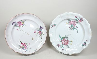 Deux assiettes ornées de motifs floraux sont posées côte à côte sur une surface blanche.