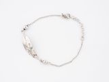 un bracelet en argent orné d'un motif de feuille