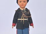 une poupée vêtue d'un uniforme et d'un chapeau