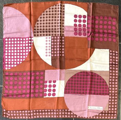 CHRISTIAN DIOR. Carré en twill de soie imprimée à décor de p…