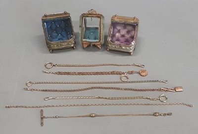 plusieurs bijoux sont exposés sur une surface blanche