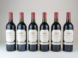 six bouteilles de vin rouge alignées
