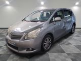 La Toyota Sienna argentée est garée dans une pièce au sol à carreaux.