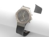 une montre posée sur une serviette de table