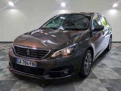 la voiture grise est garée sur un sol en damier dans le garage