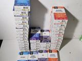 une pile de boîtes empilées les unes sur les autres
