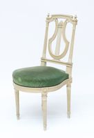 Chaise en bois laqué blanc, mouluré et sculpté à dossier lyr… (photo 4)