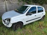 une petite voiture blanche garée dans l'herbe
