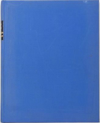 un livre bleu posé sur une table blanche