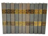 un coffret de cinq livres à couverture grise rehaussée de dorures