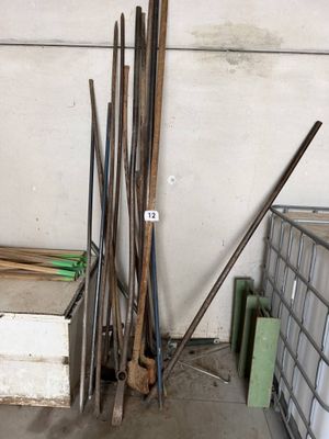 un tas de morceaux de bois et d'autres objets dans une pièce