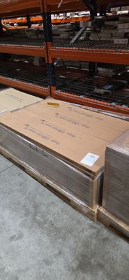 une grande quantité de cartons sur les étagères de l'entrepôt