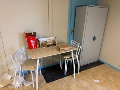 une petite table et deux chaises dans un coin de la pièce