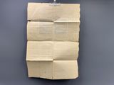 un gros plan sur une feuille de papier accrochée au mur
