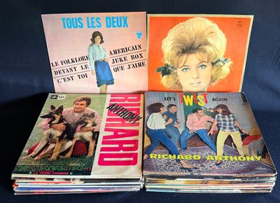 Plusieurs livres sont empilés les uns sur les autres sur une surface bleue