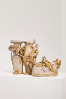 deux vases posés sur une étagère blanche