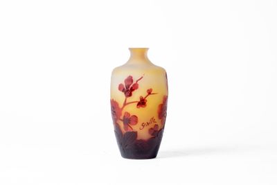un vase avec un tableau posé sur une table