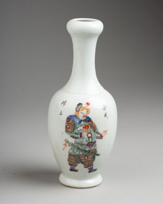 un vase blanc sur lequel est représenté un homme