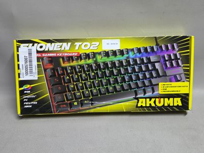 un gros plan d'une boîte posée sur une table, avec un clavier à côté