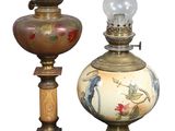 deux lampes posées l'une à côté de l'autre sur une table