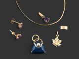 une collection de bijoux comprenant un collier, des boucles d'oreilles et un pendentif