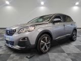 la voiture argentée est garée dans le garage sur un sol en damier