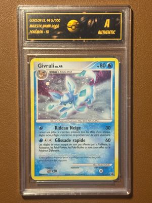 un gros plan d'une carte Pokémon accrochée au mur