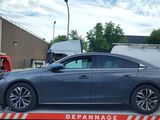 une voiture à l'arrière d'une dépanneuse à plateau