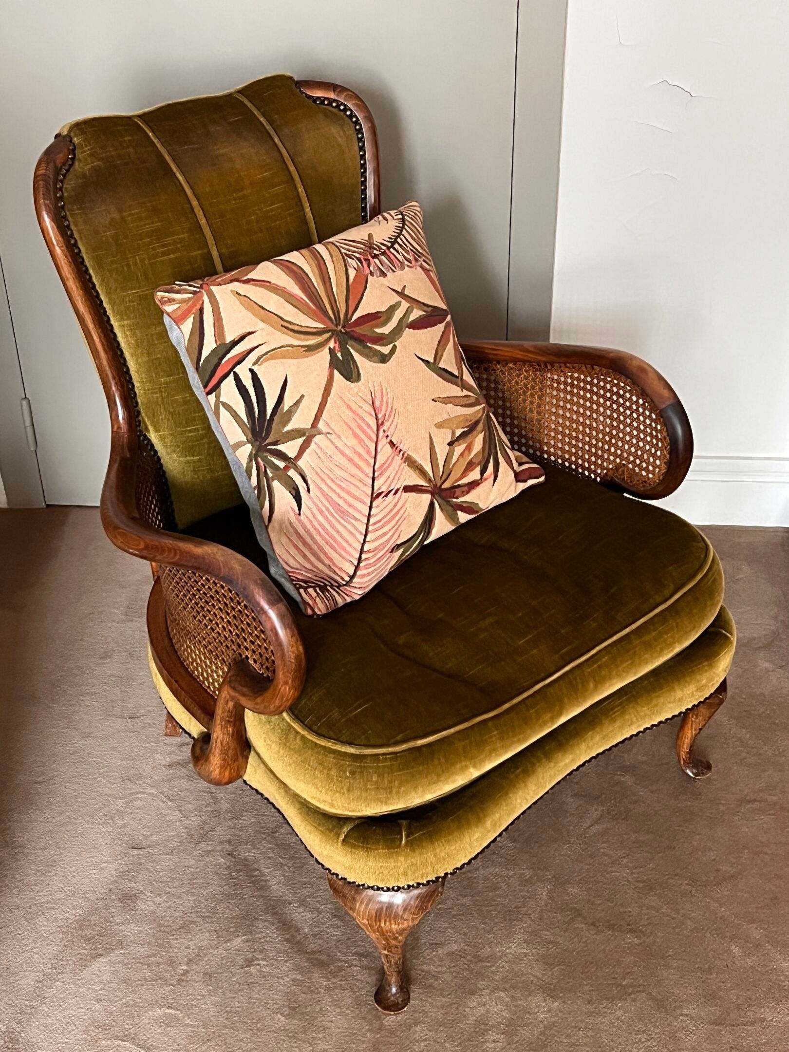 FAUTEUIL CANNÉ garnis de velours vert et un COUSSIN et TABLE…