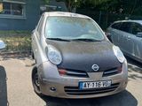 une petite voiture garée dans un parking