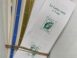 une pile de courrier posée sur une table