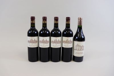 quatre bouteilles de vin sont alignées sur une surface blanche