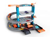le circuit Hot Wheels avec des petites voitures et une rampe