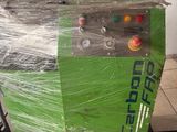 une machine verte qui a été emballée dans du plastique