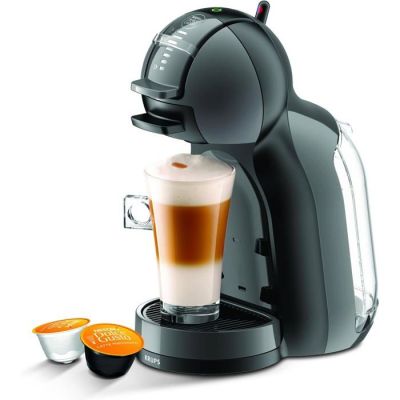 gros plan d'une machine à café avec une tasse de café