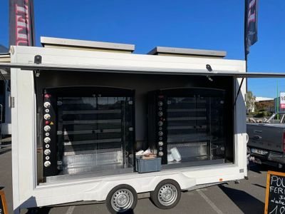 un food truck garé sur un parking