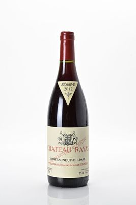 une bouteille de vin posée sur une table