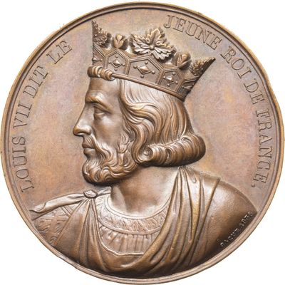 un gros plan sur une médaille de bronze représentant un homme coiffé d'une couronne
