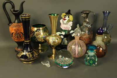 de nombreux vases différents posés sur une table
