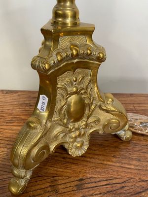 une photo d'une lampe de table en laiton posée sur une table en bois