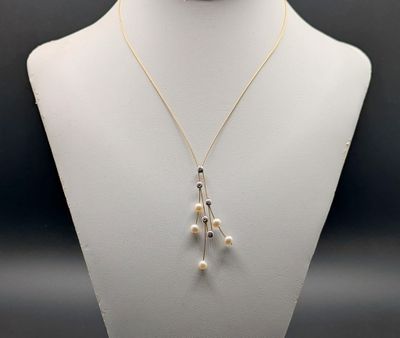 gros plan d'un collier de perles sur un mannequin