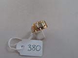 une bague en or sertie d'un diamant, avec une étiquette de prix attachée