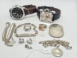 beaucoup d'argenterie et de bijoux en argent posés sur une table