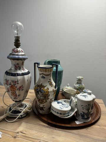 Deux nécessaires de toilettes en porcelaine, modernes, accidents,