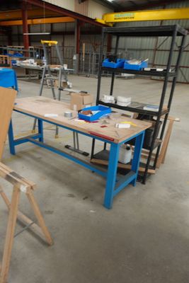 plusieurs morceaux de bois sont posés sur une table dans un entrepôt